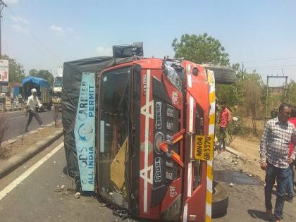 Truck overturns in truck, injured driver | गोलटगाव फाट्यावर ट्रक उलटला, चालक जखमी