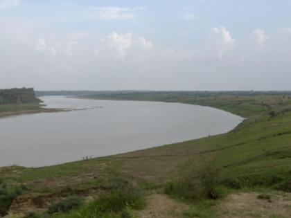 karmnasha river in Bihar famous for its story | 'या' नदीच्या पाण्याला हात लावायला चळाचळा कापतात लोक, यामागे दडलेली आहे एक गोष्ट