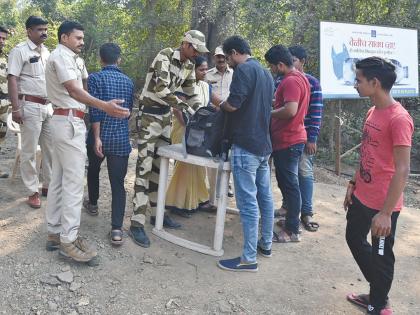 A crowd of tourists at Karnala | कर्नाळा येथे पर्यटकांची गर्दी