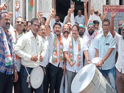 Celebration of victory of Congress in Karnataka, firecrackers in Sangli | कर्नाटकातील काँग्रेसच्या विजयाचा सांगलीत जल्लोष, फटाक्यांची आतषबाजी