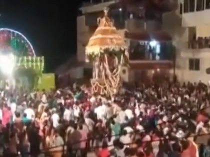 Thousands Defy Covid Rules To Attend Chariot Festival At Chikkamagaluru District In Karnataka | Karnataka Chariot Festival : कोरोनाची भीती नाही! रथोत्सवात हजारोंची गर्दी, भाविकांकडून कोरोना नियमांची पायमल्ली