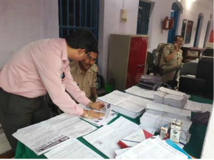 UP man opens fake branch of Karnataka Bank in Ballia, arrested | हिम्मत तर बघा! यूपीतील 'या' माणसाने सुरू केली कर्नाटक बँकेची बनावट शाखा