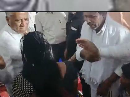 video of Karnataka Housing Minister V Somanna slapping a woman has gone viral on social media | मदत मागणाऱ्या महिलेला भाजपच्या मंत्र्यांनी मारली थप्पड; तरीही महिलेने आशीर्वादासाठी पाय धरले