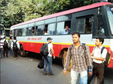 After emptying the passengers of the Karnataka bus, the empty bus left for Karnataka | कर्नाटक बसमधील प्रवाशांना खाली उतरवले, रिकाम्या बस कर्नाटकला रवाना