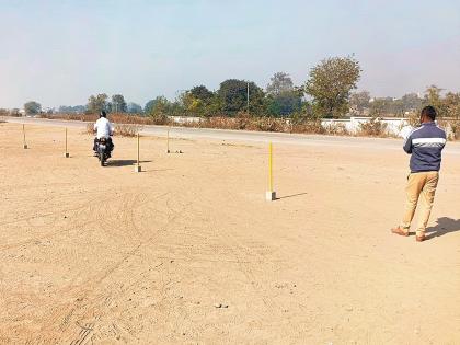 Ride a bike on a dirt track and get a license | मातीच्या ट्रॅकवर दुचाकी चालवून दाखवा आणि लायसन्स मिळवा