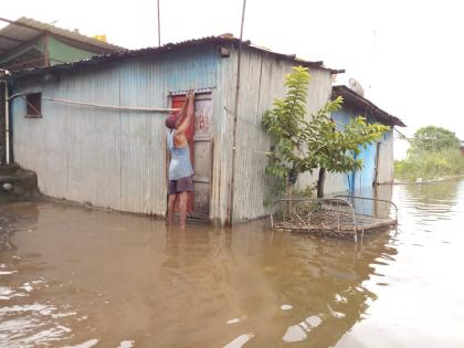 Floods inundate urban areas in Sangli, evacuation of ten families | सांगलीत नागरी वस्तीत पुराचे पाणी शिरले, दहा कुटुंबाचे स्थलांतर