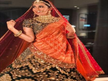 Before Deepika Padukon karisma kapoor Bide black Orange bridal look Gone Viral | दीपिका आधीच नववधूप्रमाणे समोर आली करिश्मा कपूर, पाहा तिचे मोहून टाकणारे सौंदर्य
