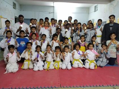 180 sportspersons Akola district level karate competition have achieved talent | अकोला जिल्हास्तरीय कराटे स्पर्धेत १८० खेळाडूंनी मिळविले प्रावीण्य