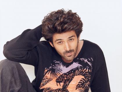 kartik aaryan goes with niharika thakur instead of sara ali khan in london fans are confused | Kartik Aaryan:Sara Ali Khan: कोण आहे ती ‘मिस्ट्री गर्ल’? जिच्यासोबत कार्तिक आर्यनने केले नवीन वर्षाचे सेलिब्रेशन