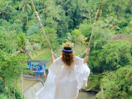 marathi singer kartiki gaikwad share photo from bali | झोक्यावर बसून निसर्गाचा आनंद लुटणाऱ्या गायिकेला ओळखलं का? मराठी कलाविश्वात आहे तिचा दबदबा