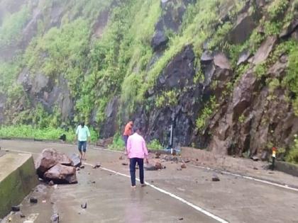 Heavy rain in Vaibhavwadi, Large rocks fell in Karul Ghat due to rain | Sindhudurg: वैभववाडीत संततधार; करूळ घाटमार्गावर दगड, काही काळ विस्कळीत झाली होती वाहतूक 