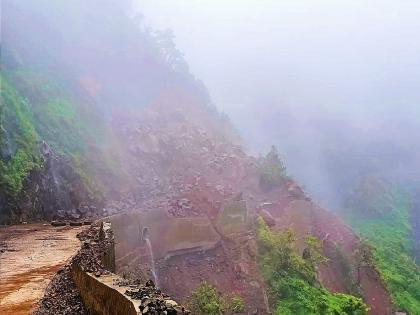 A mountain collapsed in Karul Ghat; Vaibhavwadi-Kolhapur traffic stopped again | करूळ घाटात डोंगर कोसळला; वैभववाडी-कोल्हापूर वाहतूक पुन्हा ठप्प