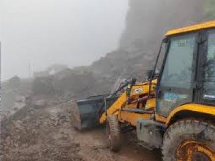 Traffic through Karul Ghat to resume from Saturday, landslide removal in final stages | करुळ घाटमार्गे वाहतूक शनिवारपासून सुरू होणार, दरडी हटविणे अंतिम टप्प्यात
