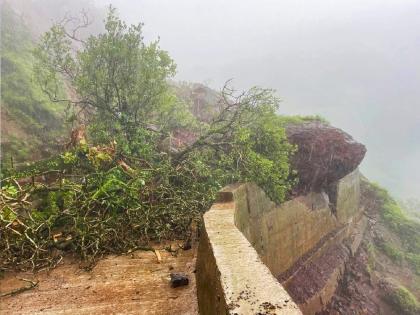 landslides collapsed in Karul Ghat, new protective wall hit | Sindhudurg: करूळ घाटात दरड कोसळली, नवीन संरक्षक भिंतीला फटका