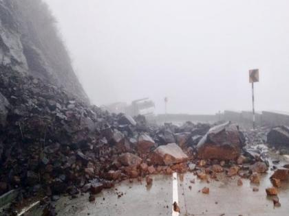 Landslide in Karul Ghat Traffic was diverted via Bhuibavda Ghat | Kolhapur: करुळ घाटात दरड कोसळली; तासभर वाहतूक ठप्प Landslide in Karul Ghat Traffic was diverted via Bhuibavda Ghat | Kolhapur: करुळ घाटात दरड कोसळली; तासभर वाहतूक ठप्प