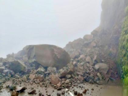 Landslide in Karul Ghat traffic disrupted | Sindhudurg: करुळ घाटात दरड कोसळली, वाहतूक ठप्प; परतीच्या प्रवासातील गणेशभक्तांना बसला फटका Landslide in Karul Ghat traffic disrupted | Sindhudurg: करुळ घाटात दरड कोसळली, वाहतूक ठप्प; परतीच्या प्रवासातील गणेशभक्तांना बसला फटका