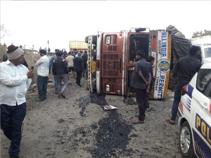 The truck overturned on the Tempo Traveler due to a flat tire in Karul Ghat | करुळ घाटात अपघात; टायर फुटल्याने ट्रक टेम्पो ट्रॅव्हलरवर झाला पलटी, १६ जण जखमी