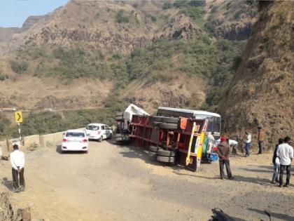 Container overturns in Karul Ghat, traffic jam | वैभववाडी : करूळ घाटात कंटेनर पलटी, वाहतूक ठप्प; अपघाताची मालिका सुरूच