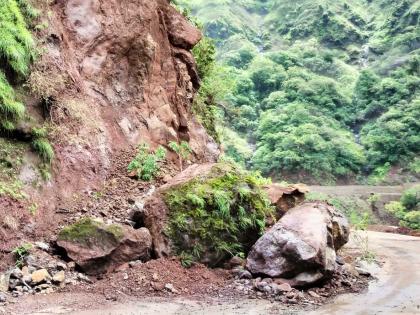 new concrete road along with the protective wall at karul ghat has been vanished | करुळ घाटातील संरक्षक भिंतीसह कॉंक्रीटचा नवीन रस्ता गेला वाहून