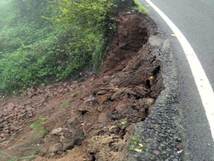 A breakthrough in the corridor in the coral valley collapsed; Start single transportation | करुळ घाटात संरक्षक कठडा ढासळून रस्त्यालगत भगदाड; एकेरी वाहतूक सुरू