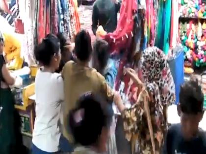 Video: Aunty says it was expensive, women grabbed one girl and assaulted her while shopping for Karvachauth | Video : आंटी म्हणणं पडलं महागात, करवाचौथच्या खरेदीदरम्यान महिलांनी मुलीला झिंझ्या पकडून मारले 