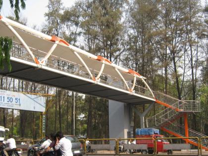 Pedestrian bridge in front of SNDT College in Pune will be demolished, approval given by NMC Standing Committee | पुण्यातील एसएनडीटी महाविद्यालयासमोरचा पादचारी पुल पाडणार, महापालिकेच्या स्थायी समितीने दिली मान्यता