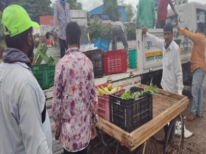 Action against vegetable sellers by encroachment department on Sinhagad road; Disputes between sellers and and officers | सिंहगड रस्त्यावर अतिक्रमण विभागाकडून भाजी विक्रेत्यांवर कारवाई; विक्रेते व अधिकाऱ्यांमध्ये वादावादी 