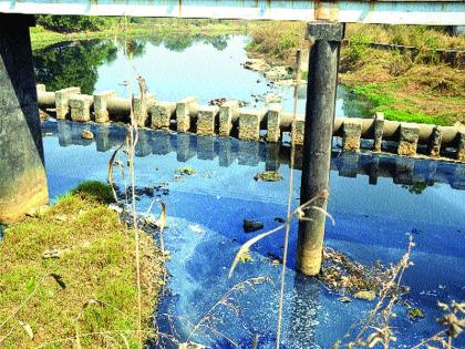 Offense on leaving the chemical water in the river | नदीत रासायनिक पाणी सोडणा-यावर गुन्हा