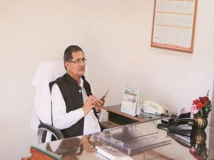 33 transfers in 33 years, retired IAS officer without taking salaries of last six months | 33 वर्षात 70 बदल्या, शेवटच्या सहा महिन्याचा पगार न घेता निवृत्त झाला IAS आधिकारी