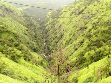 migrant workers Rescued from 1600 feet deep valley | १६00 फूट खोल दरीतून वाचवले परप्रांतीय कामगारांना