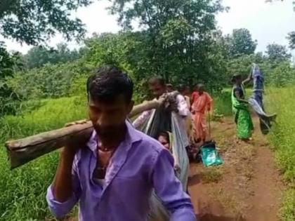 no road no health center nearby a pregnant mother gave birth on the road while being carried in a doli during heavy rains | रस्ता नाही, आरोग्य उपकेंद्र जवळ नाही; भरपावसात गरोदर मातेला डोलीतून घेऊन जाताना रस्त्यात झाली प्रसूती