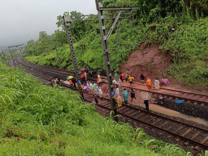 Life disrupted due to rain; Kalyan-Kasara train service stopped for 6 hours | पावसामुळे जनजीवन विस्कळीत; कल्याण कसारा रेल्वे सेवा 6 तास ठप्प