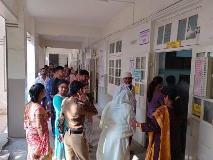 Huge crowd for voting in town maharashtra assembly election 2024 kasba peth | Pune Vidhan Sabha Election 2024 : कसब्यात उदंड प्रतिसाद; चार तासात १८.३३ टक्के मतदान