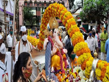 Sanai's auspicious melody, attractive rangoli and heartfelt farewell immersion to main Ganapati | सनईचे मंगलमय सूर,आकर्षक रांगोळ्या अन् मोरयाच्या गजरात मानाच्या गणपतींना भावपूर्ण निरोप