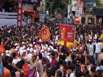 Respected Ganesh Mandals observed time sanctity and discipline! Still, immersion procession delayed pune police | मानाच्या गणेश मंडळांनी पाळली वेळ, पावित्र्य अन् शिस्तही! तरीही विसर्जन मिरवणुकीला विलंब, पाेलिसांकडे बाेट Respected Ganesh Mandals observed time sanctity and discipline! Still, immersion procession delayed pune police | मानाच्या गणेश मंडळांनी पाळली वेळ, पावित्र्य अन् शिस्तही! तरीही विसर्जन मिरवणुकीला विलंब, पाेलिसांकडे बाेट