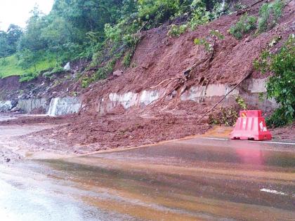 Three times collapse in Kashedi Ghat | कशेडी घाटात तीन वेळा कोसळली दरड