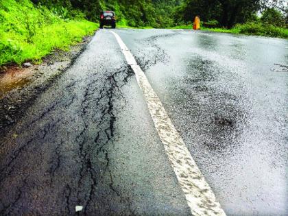 Kathidhi Ghat dangerous for passengers; 60 to 70 feet high road collapses | कशेडी घाट प्रवाशांसाठी धोकादायक; ६० ते ७० फूट रस्ता खचला