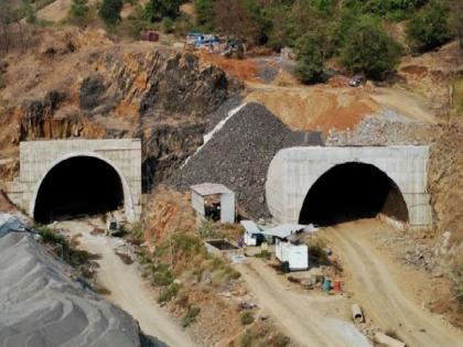 One-way traffic will start before the monsoon from the subway in Kashedi Ghat, Information from Construction Minister Ravindra Chavan | कशेडी घाटातील भुयारातून पावसाळ्यापूर्वी एकेरी वाहतूक सुरू होणार, बांधकाम मंत्री रवींद्र चव्हाण यांची माहिती