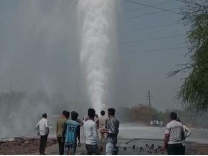 In Ambernath, MIDC's main water line burst near Katai Naka | अंबरनाथमध्ये काटई नाक्याजवळ एमआयडीसीची मुख्य जलवाहिनी फुटली