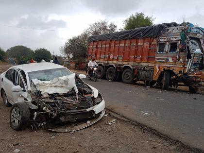 A car collides with a truck while overtaking, An accident took place at Katarkhatav | ओव्हरटेक करताना कारची ट्रकला भीषण धडक, कार चक्काचूर; कातरखटाव येथे झाला अपघात