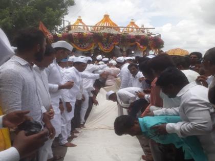 Welcome to sant tukaram palkhi in Katewadi | पुंडलिक वरदे हरी विठ्ठल...' तुकोबांच्या पालखीचे काटेवाडीत धोतराच्या पायघड्या अंथरून स्वागत