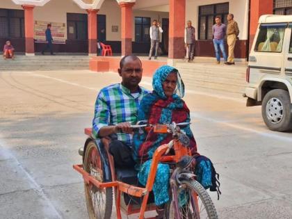 kaushambi woman running around officials to prove herself alive old age pension is stuck for two half years | अडीच वर्षांपासून पेन्शन बंद, आई जिवंत असल्याचं सिद्ध करण्यासाठी दिव्यांग मुलाची धडपड