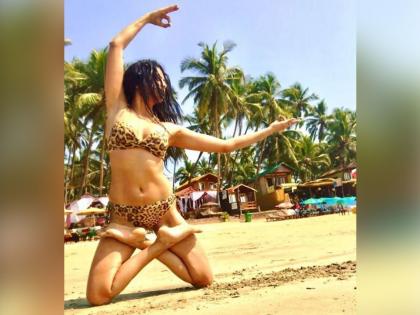 Actress Kavita Kaushik Becomes A Sex symbol in the name of yoga | Super Hot : योगाच्या नादात सेक्स सिम्बॉल ठरते ही अभिनेत्री, हा घ्या पुरावा