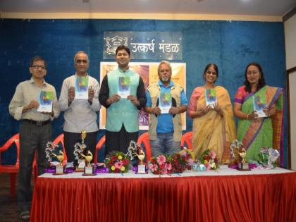 Poetry should also grow as a poet continues to grow: Ashok Bagwe |  कवी वयाने वाढतो तशी कविता देखील वाढली पाहिजे : अशोक बागवे 