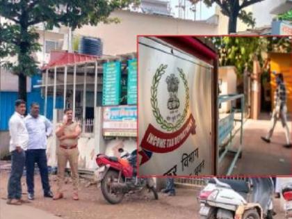 Gang of impersonating Income Tax officers who raided doctor's house in Sangli is from Kolhapur three including a young woman arrested | Sangli: डॉक्टरच्या घरावर छापा टाकणाऱ्या तोतया आयकर अधिकाऱ्यांची टोळी कोल्हापूरची, तरुणीसह तिघे जेरबंद