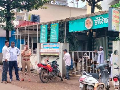 Two members of a gang that robbed crores of rupees from a doctor's house in Kavathemahankal by posing as Income Tax officers surrender Two absconding along with the main mastermind of Jaysingpur | Sangli: बनावट आयकर अधिकारी टोळीतील दोघे शरण, अद्याप दोघे पसार; छापा टाकून केली होती कोट्यवधीची लूट Two members of a gang that robbed crores of rupees from a doctor's house in Kavathemahankal by posing as Income Tax officers surrender Two absconding along with the main mastermind of Jaysingpur | Sangli: बनावट आयकर अधिकारी टोळीतील दोघे शरण, अद्याप दोघे पसार; छापा टाकून केली होती कोट्यवधीची लूट