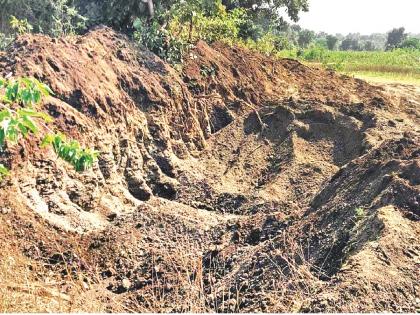 An invitation to danger, the wall of Kavli's dam burst through the wall of the pimple | धोक्याला निमंत्रण, चक्क कवलीच्या धरणाची भिंत पोखरून मोठ्याप्रमाणावर मुरुमाचा उपसा