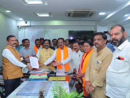 "The colour of the rulers is embarrassing even to a lizard"; What happened to your argument? Thackeray Sena's criticism from the movement | "सत्ताधाऱ्यांचा रंग सरड्यालाही लाजवणारा"; क्या हुआ तेरा वादा? आंदोलनातून ठाकरेसेनेची टीका "The colour of the rulers is embarrassing even to a lizard"; What happened to your argument? Thackeray Sena's criticism from the movement | "सत्ताधाऱ्यांचा रंग सरड्यालाही लाजवणारा"; क्या हुआ तेरा वादा? आंदोलनातून ठाकरेसेनेची टीका