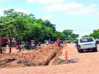 Illegal engraving on the road for cable | केबलसाठी रस्त्यावर बेकायदा खोदकाम