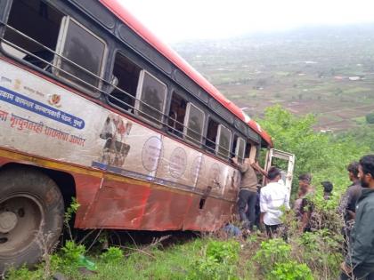 Bus accident at Saptshrungi fort was first reported to the farmer; A transferred policeman contributed to the relief work | सप्तश्रुंगीवरील बस अपघात शेतकऱ्याला प्रथम कळले;बदली झालेल्या पोलिसाने मदतकार्य उभे केले